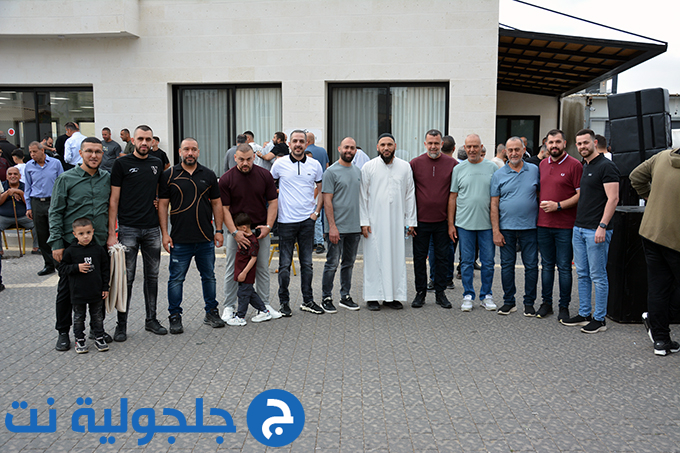 اهالي جلجولية يؤدون صلاة عيد الاضحى في ساحة مسجد الروضة في جلجولية 